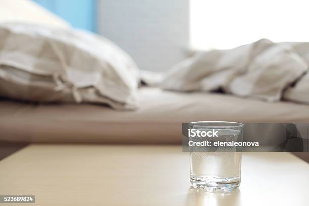 Glas Von Wasser Auf Dem Nachttisch Im Schlafzimmer Stockfoto und mehr Bilder von Nachttisch - Nachttisch, Wasser, Trinkglas