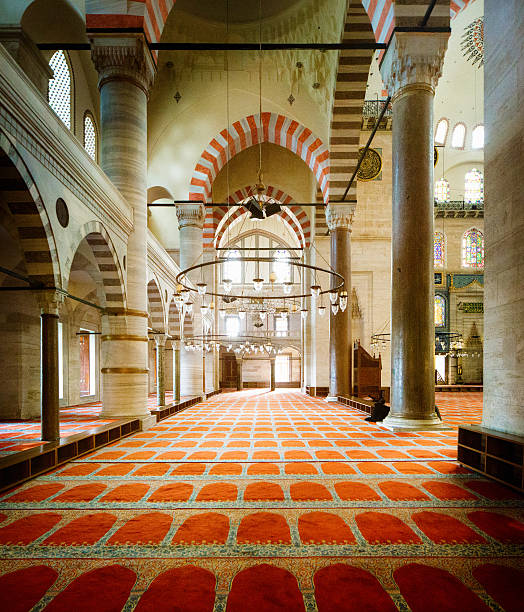 モスクイスタンブール süleymaniye内側サイドの廊下 - istanbul koran spirituality orange ストックフォトと画像