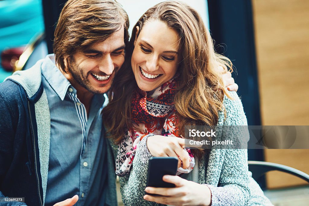 Junge Menschen mit Smartphones - Lizenzfrei Berühren Stock-Foto