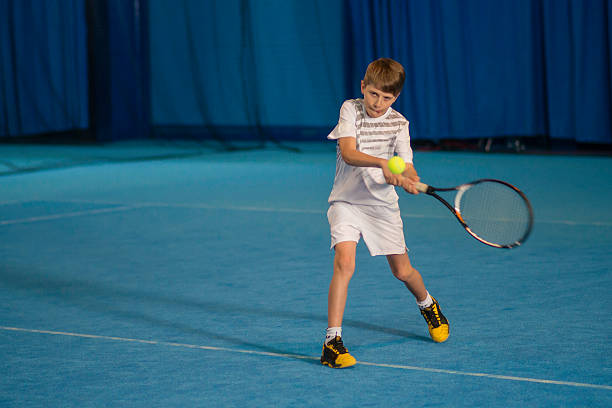 jeune joueuse de tennis s'entraîner à l'intérieur - indoor tennis photos et images de collection