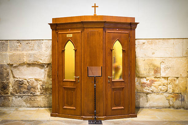 confessional - confession booth fotografías e imágenes de stock