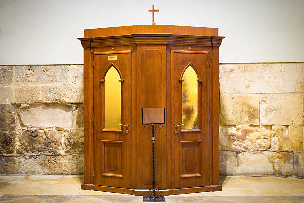 confessional - confession booth imagens e fotografias de stock