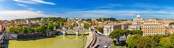 テベレ川とローマで聖ピーター大聖堂 - ponte sant angelo ストックフォトと画像