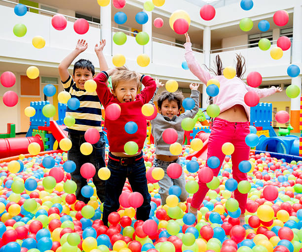 crianças brincando em uma piscina de bolas - ball pool imagens e fotografias de stock