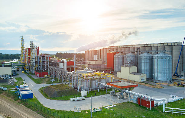 sonnenuntergang über biofuel factory - biomasse erneuerbarkeit fotos stock-fotos und bilder