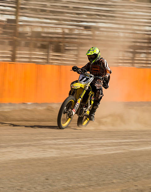 inconnu rider pallie en effet largement le circuit - motor racing track motorcycle sports race competition photos et images de collection