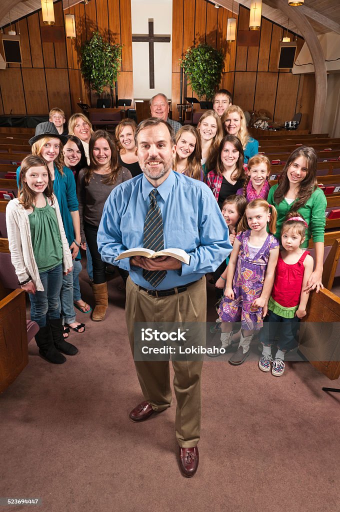 Pastor mit den Menschen, die hinter - Lizenzfrei Gemeinde Stock-Foto