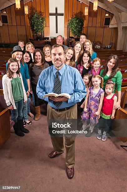 Pastor Mit Den Menschen Die Hinter Stockfoto und mehr Bilder von Gemeinde - Gemeinde, Kirche, Unterstützung