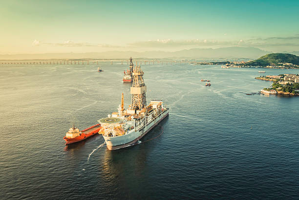 масло буровая установка на панораму рио-де-жанейро - oil rig brazil oil industry petroleum стоковые фото и изображения