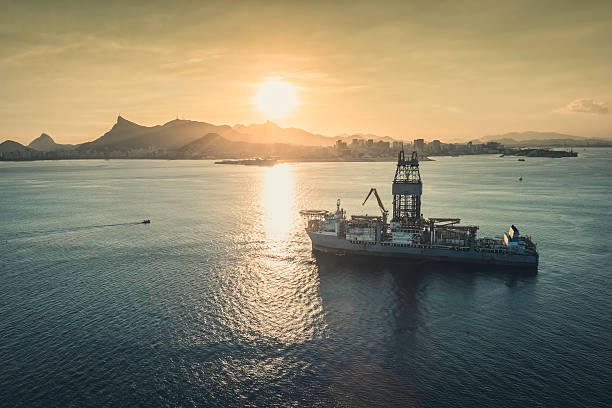 масло буровая установка на панораму рио-де-жанейро - oil rig brazil oil industry petroleum стоковые фото и изображения