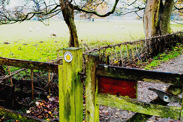 porta d'imbarco - public footath foto e immagini stock