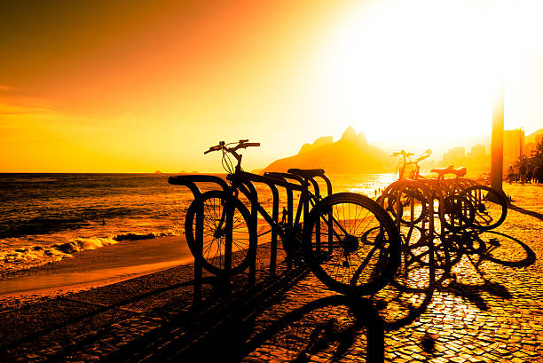 tramonto sulla spiaggia - brazil bicycle rio de janeiro outdoors foto e immagini stock