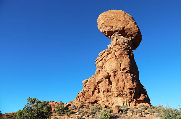 roca equilibrada - travel famous place balanced rock beauty in nature fotografías e imágenes de stock