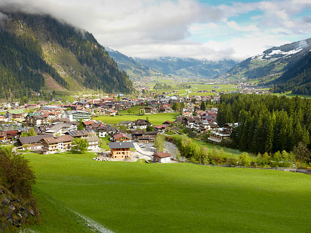 blick auf mayrhofen im zillertal - alpin stock-fotos und bilder