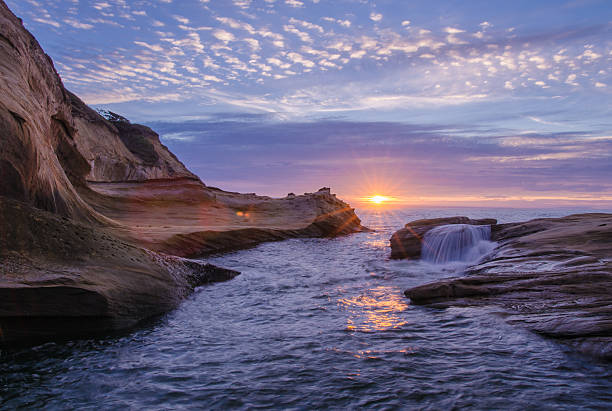 przylądek kiwanda słońca - cape kiwanda state park zdjęcia i obrazy z banku zdjęć