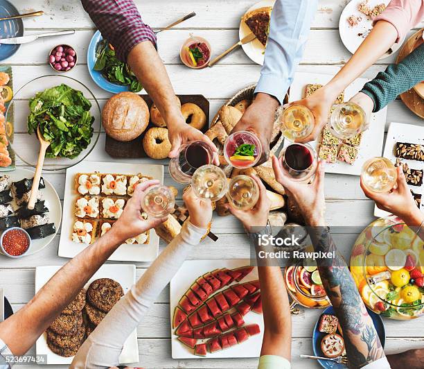 Foto de Amigos Comendo Conceito De Felicidade Desfrutar De Jantar e mais fotos de stock de Brunch