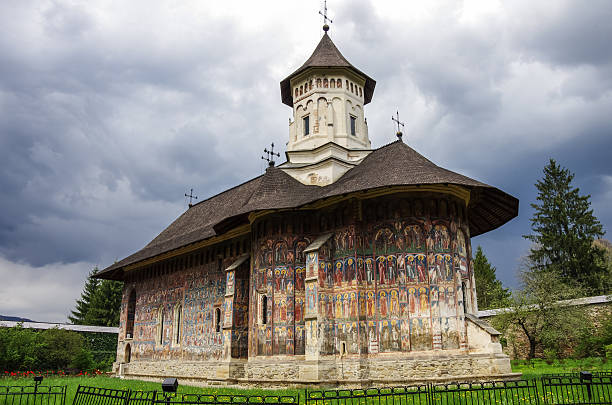 o mosteiro de moldovita é romeno mosteiro ortodoxo situar - voronet imagens e fotografias de stock