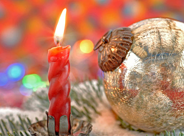 palenie świeca na boże narodzenie czerwony piłka - weihnachtsdeko zdjęcia i obrazy z banku zdjęć