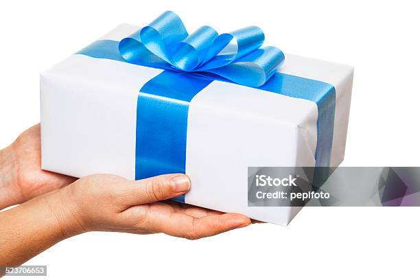 Hand Holding Geschenkbox Stockfoto und mehr Bilder von Band - Band, Blau, Eingewickelt