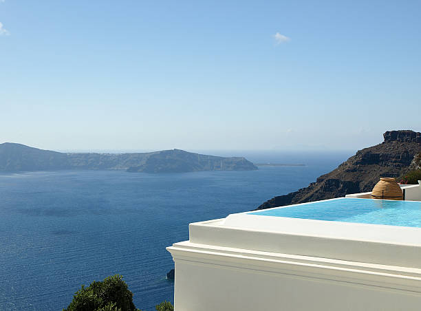 piscina a sfioro a santorini, grecia - santorini greece villa beach foto e immagini stock