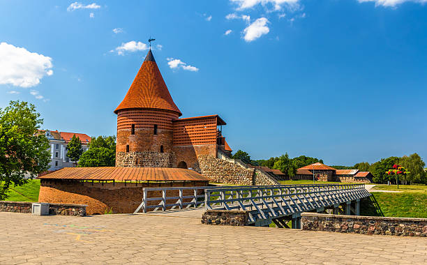 ruinas del castillo de kaunas, lituania - roof tile vacations urban scene outdoors fotografías e imágenes de stock