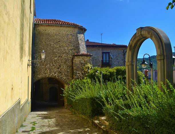 cilento, italy.  내부 이전 교회 - tegole 뉴스 사진 이미지