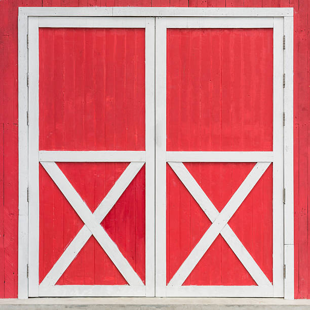 porta su sfondo rosso - barn red old door foto e immagini stock