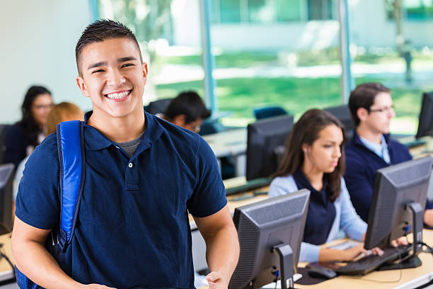 cordial acceso privado de estudiante sonriente en el moderno laboratorio de computación - uniforme fotografías e imágenes de stock