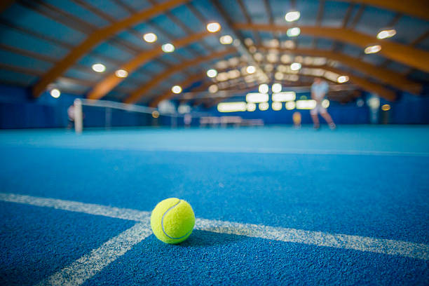 bola de ténis na superfície de pavilhão tribunal - tennis indoors court ball imagens e fotografias de stock