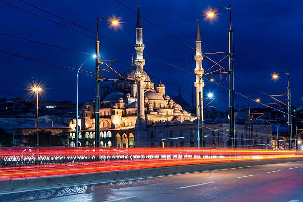 istock Galata bridge and Yeni Cami mosque at night 523734551