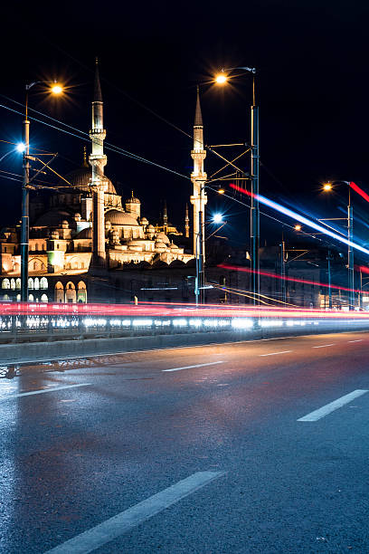 istock Galata bridge and Yeni Cami mosque at night 523734557