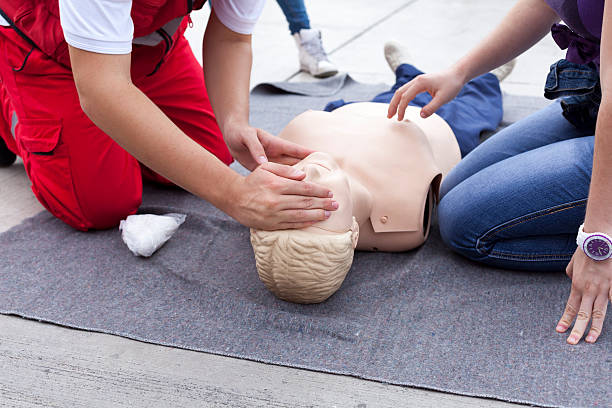 capacitación de primeros auxilios - cpr first aid paramedic rescue fotografías e imágenes de stock