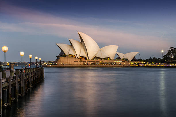 sydney opera house, no pôr-do-sol - sydney opera house fotos - fotografias e filmes do acervo