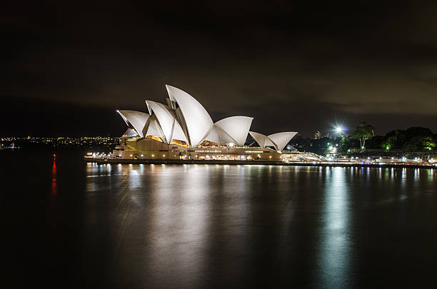 ópera de sydney à noite - bay sydney australia opera house australia imagens e fotografias de stock