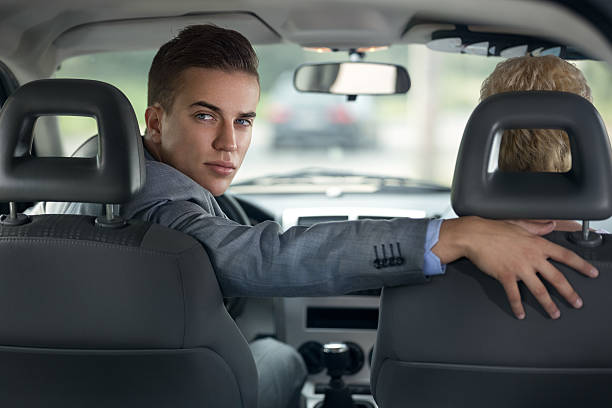 homem bonito olhando de motorista - car driving men reversing - fotografias e filmes do acervo