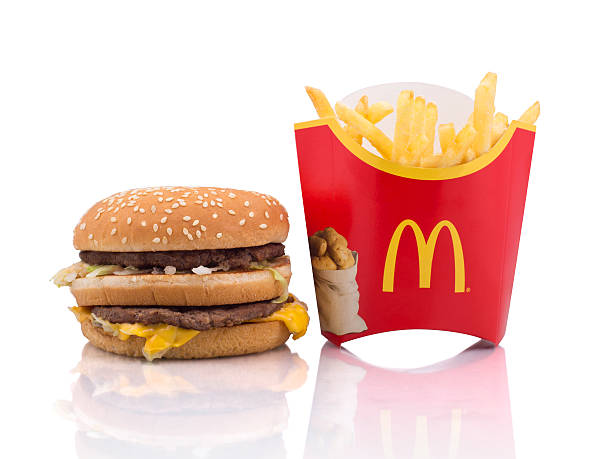 マクドナルドでフライドポテト付きハンバーガー - mcdonalds french fries branding sign ストックフォトと画像