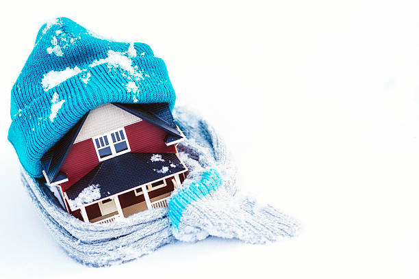 house enveloppé dans des vêtements d'hiver isolant votre domicile; - winterizing photos et images de collection