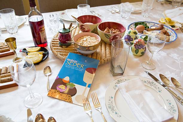 pessach traditionen - passover seder seder plate table stock-fotos und bilder