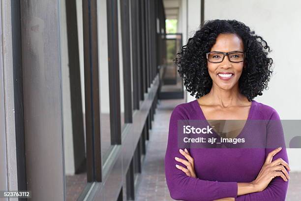 Mujer Afroamericana Usando Gafas En El Trabajo Foto de stock y más banco de imágenes de Mujeres - Mujeres, Africano-americano, Afrodescendiente