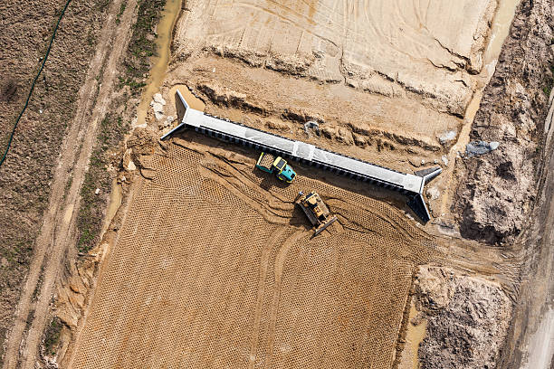 空から見た動作ショベルカー - earth mover working field dirt ストックフォトと画像