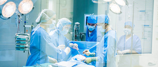 los médicos equipo en funcionamiento de - surgery emergency room hospital operating room fotografías e imágenes de stock