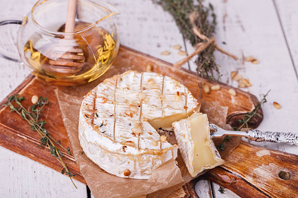 cocido camembert con la miel - pine nut nut bowl curve fotografías e imágenes de stock