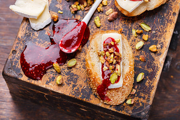 bruschetta com queijo brie e geleia de framboesa - bread cheese bruschetta canape - fotografias e filmes do acervo