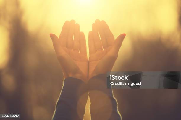 Beten Für Die Sonne Stockfoto und mehr Bilder von Beten - Beten, Freude, Frauen