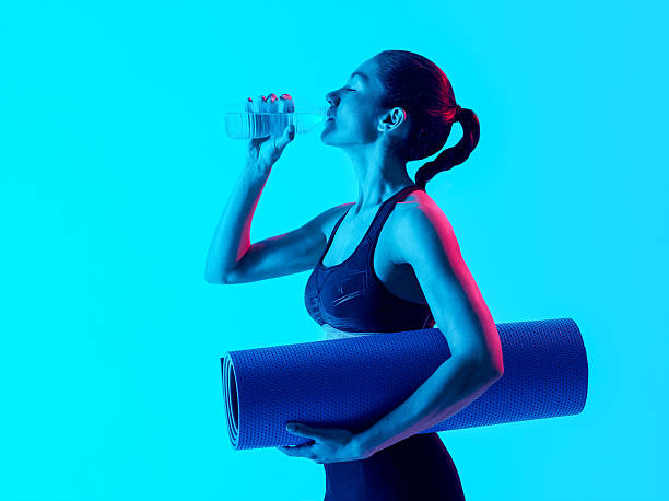 mujer agua potable aptitud física ejercicios aislado - exercices fotografías e imágenes de stock