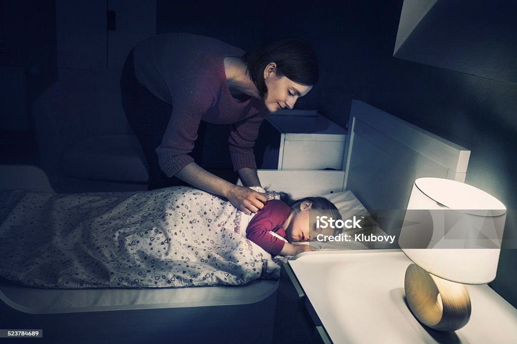 Мать lulling ее дочь - Стоковые фото Спать роялти-фри