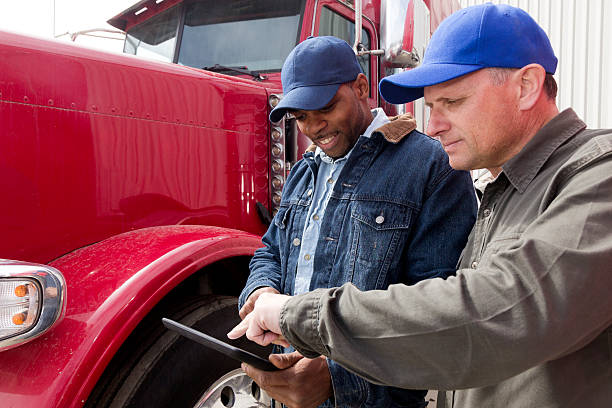 lkw-fahrer und tablet-computer - computer manual worker truck driver truck stock-fotos und bilder