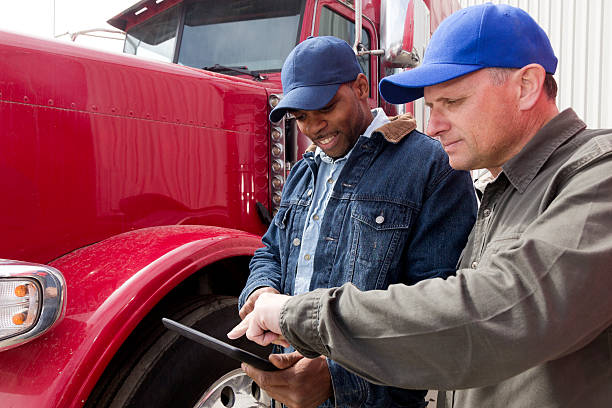 os camionistas e tablet computador - truck truck driver trucking semi truck imagens e fotografias de stock