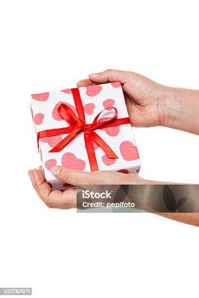 Hand Holding Geschenkbox Stockfoto und mehr Bilder von Band - Band, Eingewickelt, Einwickelpapier