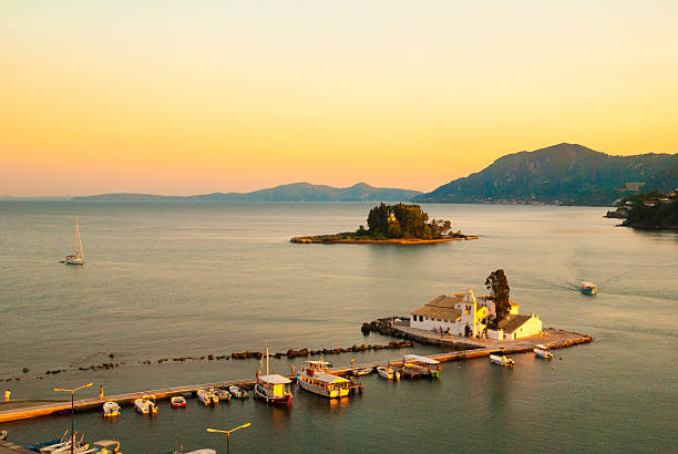 Mouse Island and Vlacherna Monastery on the Kanoni peninsula of Corfu. Mäuseinsel